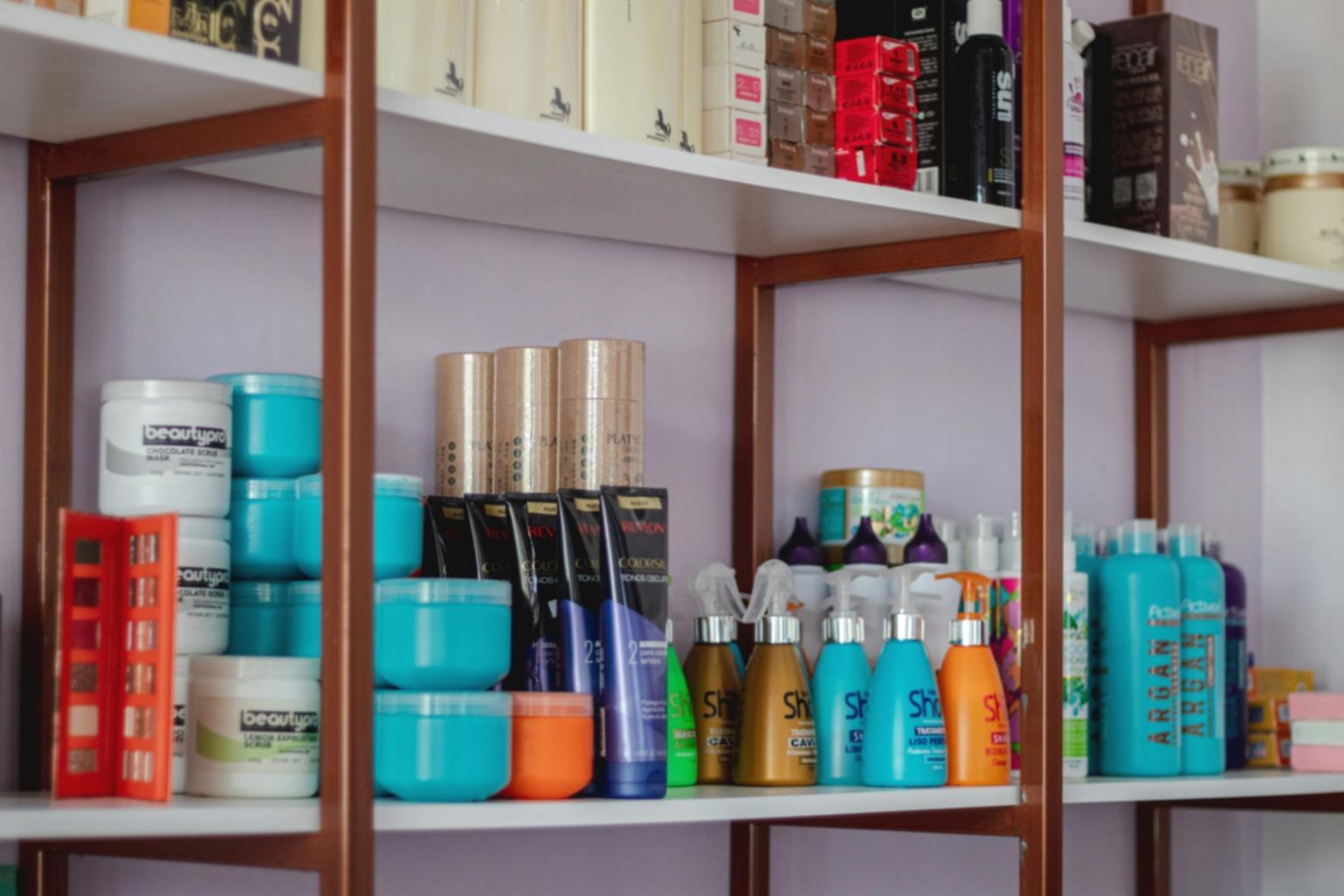 Espace de travail organisé dans salon d'ongles